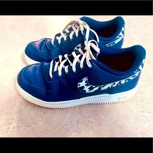 Nike Air Force 1 in a cool navy color with navy and white styled detail!